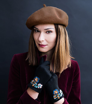Вълнена дамска барета в кафяво снимка
