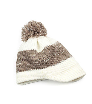 Unisex шапка в бежово и екрю с козирка снимка