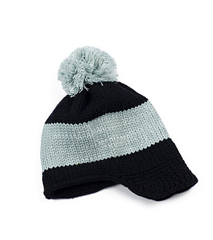 Unisex шапка в черно и сиво с плетена козирка снимка