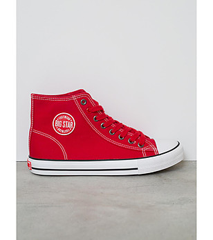 Високи червени мъжки кецове снимка