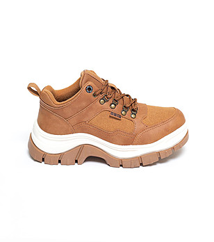 Дамски туристически кафяви обувки на платформа снимка