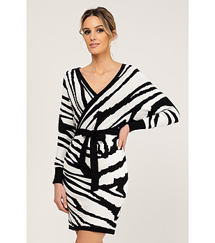 Рокля от фино плетиво в бяло и черно Radinora снимка