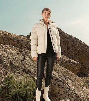 Дамско светлобежово късо яке с ефектна материя Sini снимка