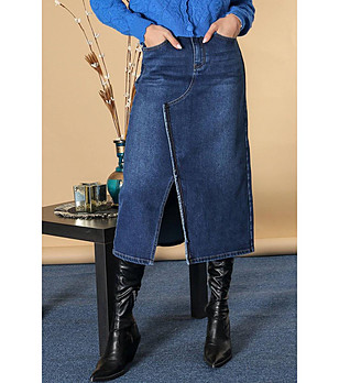 Синя дънкова пола снимка