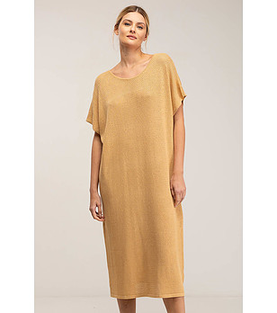 Оversize рокля от фино плетиво в цвят камел снимка