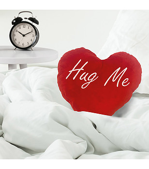 Възглавница във форма на сърце HUG ME снимка