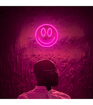 Забавна лампа усмивка в неоново розово снимка