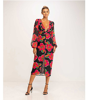 Ефектна черна рокля с флорален принт снимка