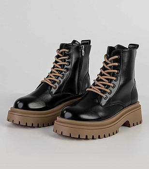 Дамски черни боти с контрастни връзки и подметка Victoria снимка