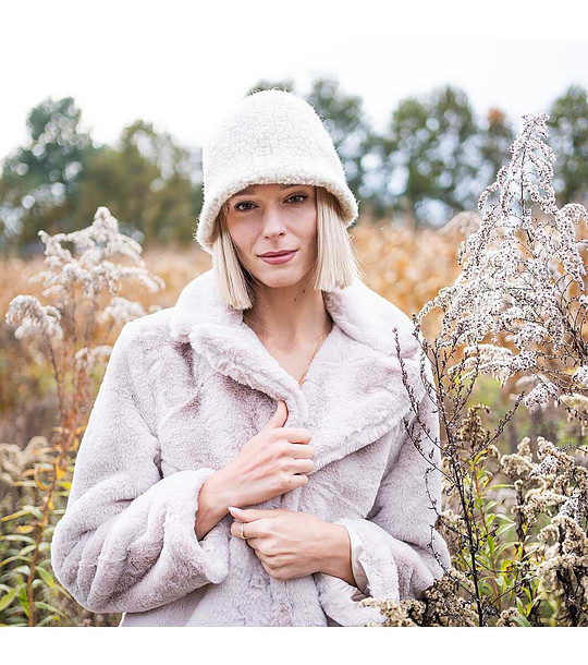 Дамска шапка в екрю снимка