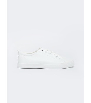 Дамски бели кецове снимка