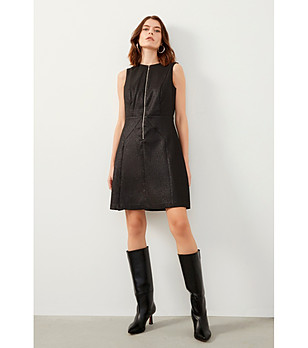 Черна рокля с фин брокатен блясък снимка