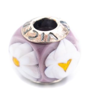 Талисман в лилав нюанс с цветя снимка