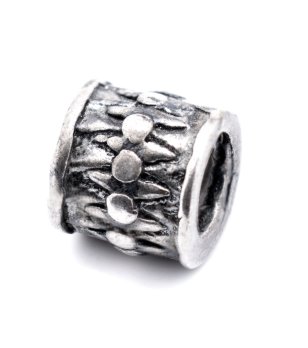 Сребрист талисман с орнаменти снимка