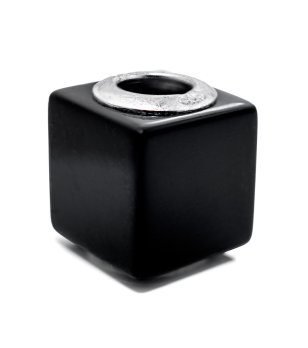 Черен талисман с формата на куб снимка