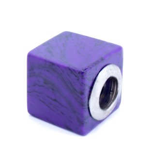 Лилав талисман с формата на куб снимка