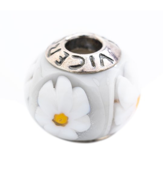 Бял талисман с цветя снимка