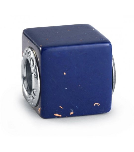 Тъмносин талисман с формата на куб снимка