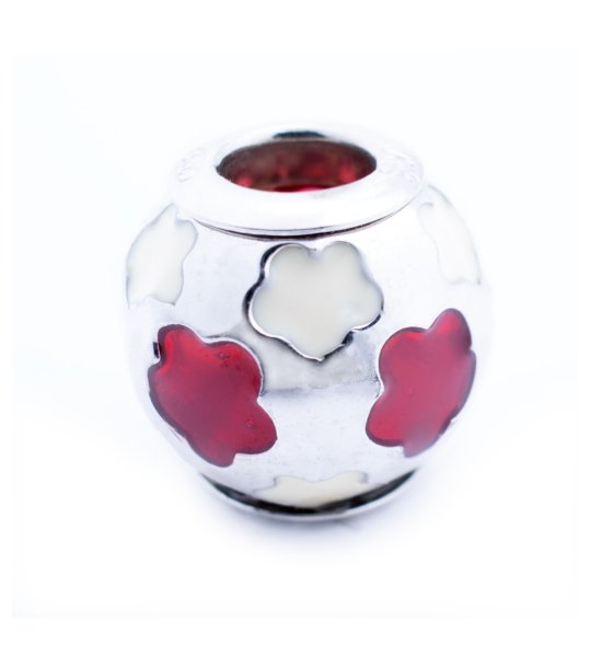 Талисман с флорални мотиви в червено и цвят крем снимка