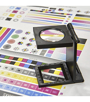 Лупа за броене на нишки в черно снимка