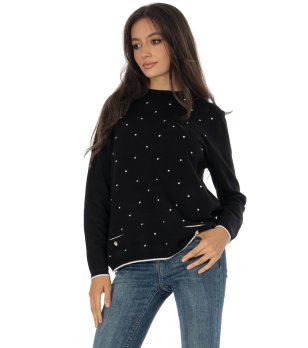 Черен дамски пуловер с деликатни точки снимка