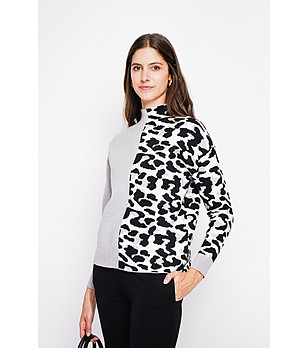 Сив дамски пуловер с леопардови шарки снимка