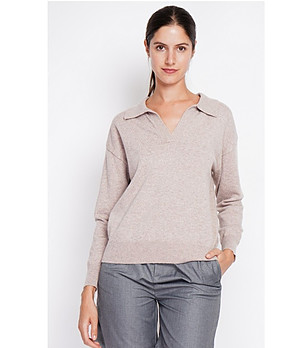 Бежов дамски пуловер с яка снимка