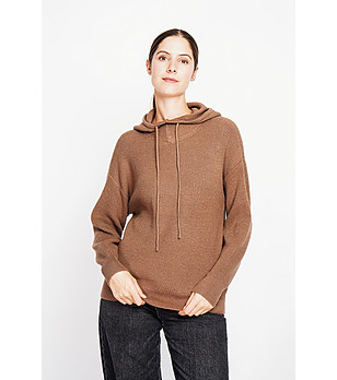 Дамски пуловер в кафяво с качулка снимка