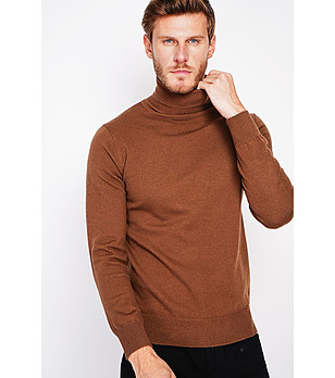 Мъжки пуловер в кафяво снимка