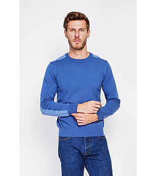 Син мъжки пуловер с контрастни платки снимка