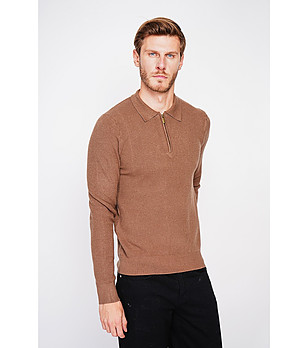 Кафяв мъжки пуловер с яка снимка