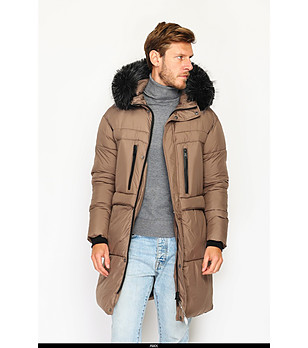 Кафяво дълго зимно мъжко яке с черен пух при качулката снимка