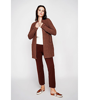 Кафява плетена дамска жилетка с джобове снимка