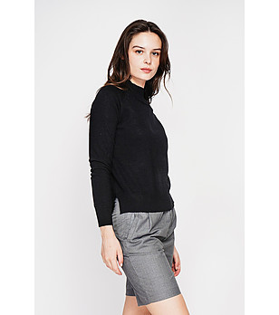 Дамски черен пуловер снимка