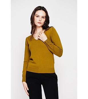 Дамски пуловер в цвят маслина снимка