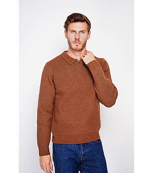 Мъжки пуловер в кафяво снимка