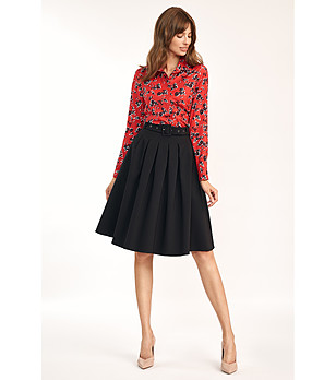 Черна разкроена пола снимка