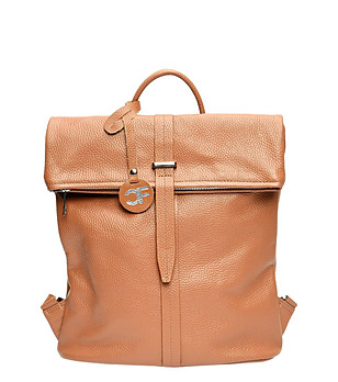 Кожена дамска раница в цвят коняк Lara снимка