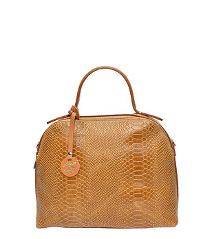 Кафява дамска кожена чанта с кроко релеф снимка