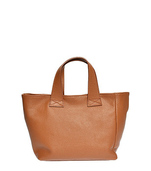 Дамска чанта в цвят коняк от естествена кожа снимка