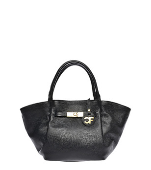 Дамско кожена чанта в черно Yara снимка