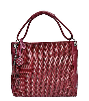 Дамска кожена чанта в червен нюанс с релеф Della снимка