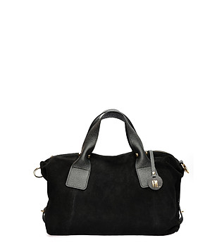 Дамска велурена чанта в черно снимка