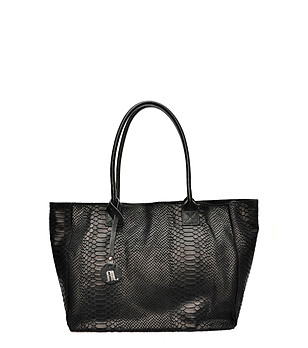 Кожена дамска чанта в черно снимка