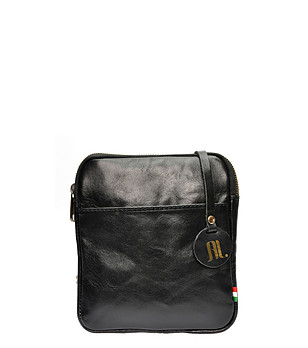 Черна дамска кожена чанта през рамо снимка