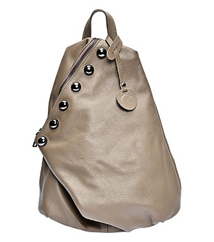 Нестандартна дамска кожена раница в цвят таупе Evelina снимка