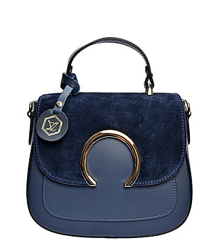 Тъмносиня кожена чанта през рамо снимка