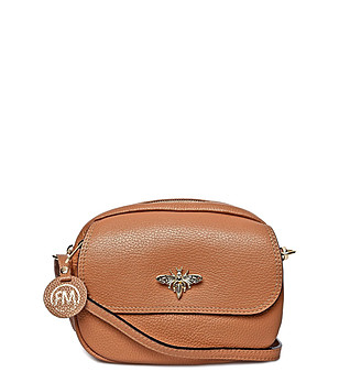 Дамска чанта от естествена кожа в цвят коняк снимка