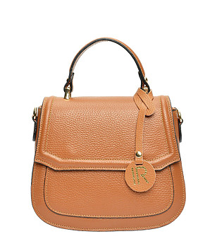 Дамска кожена чанта в цвят коняк с твърди стени снимка