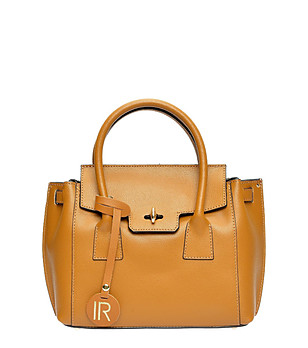 Кокетна дамска чанта от естествена кожа в цвят коняк Monic снимка